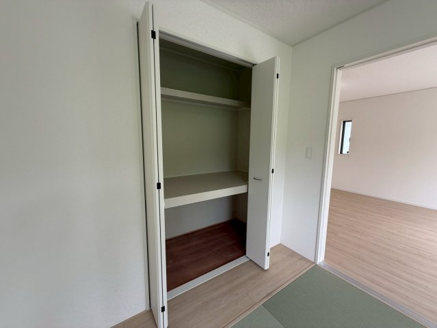 クレイドルガーデン糸満市座波 第３・１号棟の収納|洋風和室5.2帖には、大容量の押し入れ収納を設置