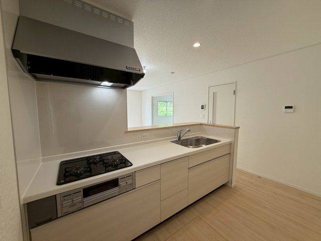 クレイドルガーデン糸満市座波 第３・１号棟のキッチン|リビングを見渡せるので、料理中も家族との時間を楽しめる対面キッチン
