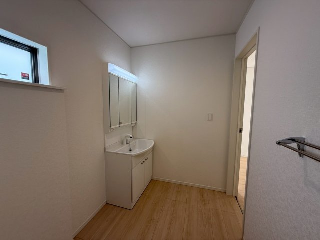 クレイドルガーデン糸満市座波 第３・１号棟の独立洗面台|洗面脱衣所＆洗濯機置き場、収納スペースも確保できます◎