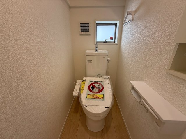 クレイドルガーデン糸満市座波 第３・１号棟のトイレ|１階トイレ・換気窓＆収納棚付き／温水洗浄便座