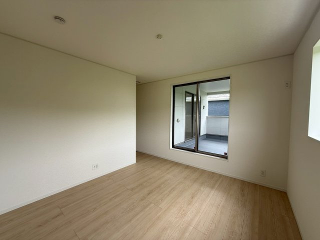 クレイドルガーデン糸満市座波 第３・１号棟の洋室|バルコニーに面した２階主寝室7.7帖