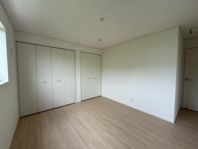 クレイドルガーデン糸満市座波 第３・１号棟の洋室|２階主寝室7.7帖・クローゼット収納付き