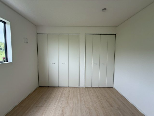 クレイドルガーデン糸満市座波 第３・１号棟の洋室|２階主寝室7.7帖・クローゼット収納付き