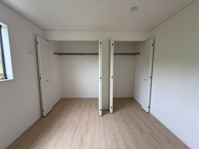 クレイドルガーデン糸満市座波 第３・１号棟の収納|２階主寝室7.7帖には、クローゼット収納を設置