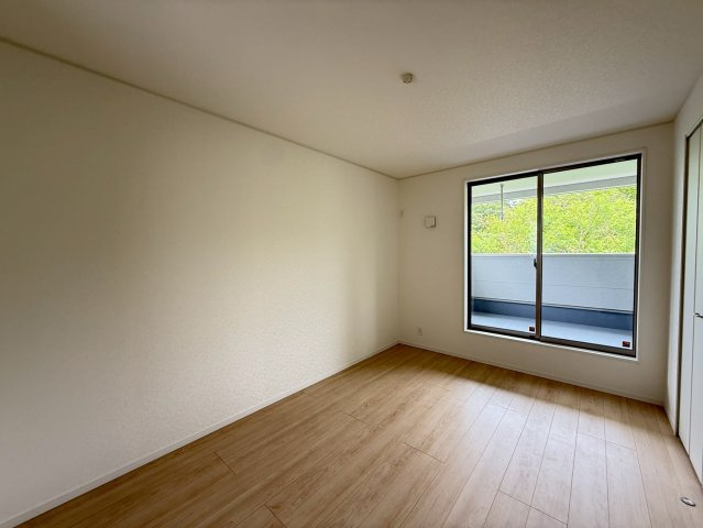 クレイドルガーデン糸満市座波 第３・１号棟の洋室|バルコニーに面した２階洋室6.7帖