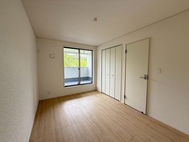クレイドルガーデン糸満市座波 第３・１号棟の洋室|バルコニーに面した２階洋室6.7帖・クローゼット収納付き