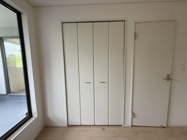 クレイドルガーデン糸満市座波 第３・１号棟の収納|２階洋室6.7帖には、クローゼット収納を設置