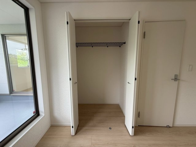 クレイドルガーデン糸満市座波 第３・１号棟の収納|２階洋室6.7帖には、クローゼット収納を設置