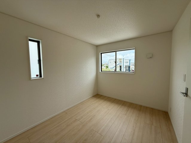 クレイドルガーデン糸満市座波 第３・１号棟の洋室|二面採光の２階洋室6.7帖