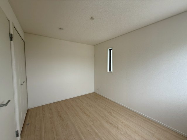 クレイドルガーデン糸満市座波 第３・１号棟の洋室|二面採光の２階洋室6.7帖