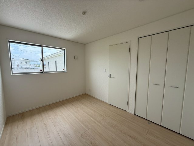 クレイドルガーデン糸満市座波 第３・１号棟の洋室|二面採光の２階洋室6.7帖・クローゼット収納付き