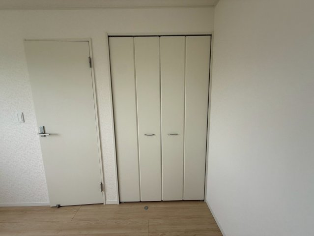 クレイドルガーデン糸満市座波 第３・１号棟の収納|２階洋室6.7帖には、クローゼット収納を設置
