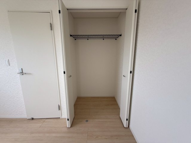 クレイドルガーデン糸満市座波 第３・１号棟の収納|２階洋室6.7帖には、クローゼット収納を設置