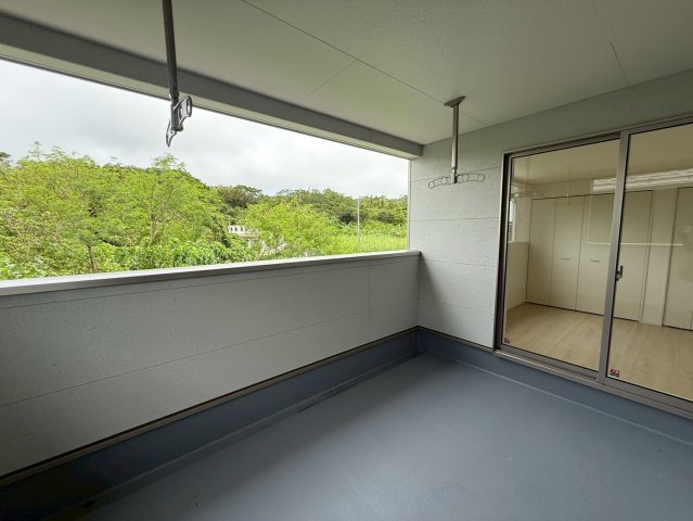 クレイドルガーデン糸満市座波 第３・１号棟のバルコニー|急な雨も安心♪様々な用途に使える広々二面ルーフバルコニー