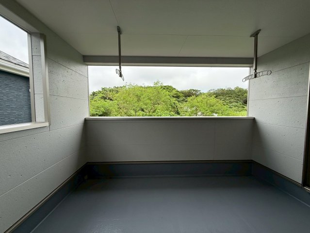 クレイドルガーデン糸満市座波 第３・１号棟のバルコニー|急な雨も安心♪様々な用途に使える広々二面ルーフバルコニー
