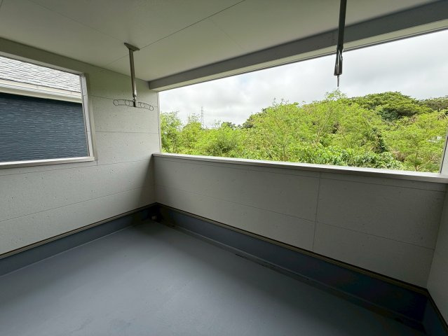 クレイドルガーデン糸満市座波 第３・１号棟のバルコニー|様々な用途に使える広々二面ルーフバルコニー／緑豊かな周辺環境