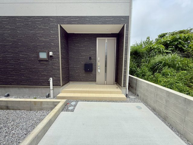 クレイドルガーデン糸満市座波 第３・１号棟の玄関|屋根付きで置き配スペースも確保できる玄関ポーチ／人感センサー付き玄関灯・TVモニター付きインターフォン・防犯カメラ
