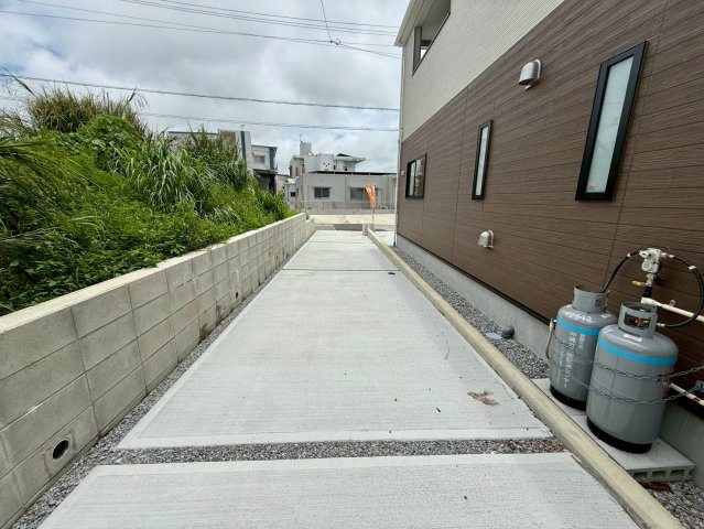 クレイドルガーデン糸満市座波 第３・１号棟の駐車場|縦列３台駐車可能スペース付き！お気軽にお問い合わせください♪