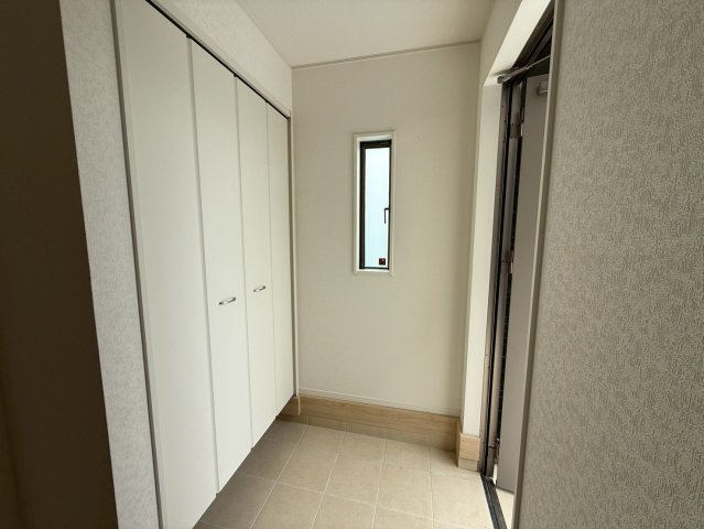 クレイドルガーデン糸満市座波 第３・１号棟の玄関|彩光窓付きで、明るい玄関