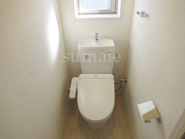 ティモーネプレミアム東十条のトイレ|トイレにも窓付き♪