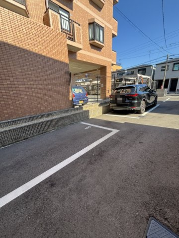 アルーデコートⅠの駐車場