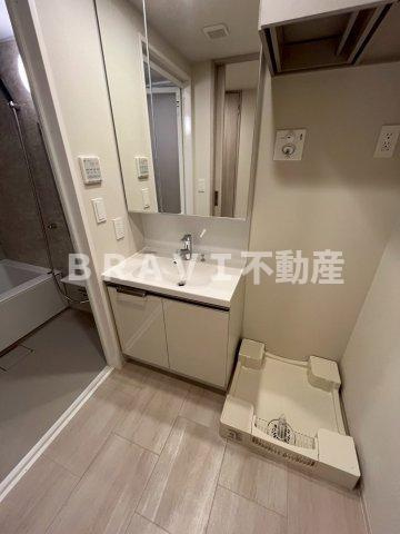 K-COURT谷町四丁目　BRAVI不動産の洗面所|【K-COURT谷町四丁目】ゆったりとスペースのある洗面所