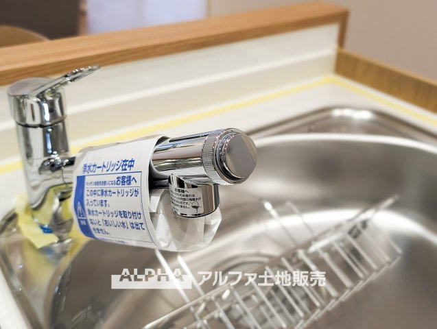 東大和グリーンタウンのキッチン|【Water cleaner】
◆浄水器◆蛇口から流れ出すお水はクリーンでいつも楽しめます。また浄水器内臓シャワー混合栓なので場所取らずのスッキリとしたスタイルです。