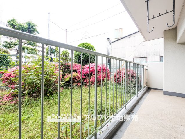 東大和グリーンタウンのバルコニー|【Balcony】◆バルコニー◆日当たりの良いバルコニーは、洗濯物がよく乾くだけでなく、外の空気を感じながらひと息つける場所。暮らしに心地よい余白をもたらします。
