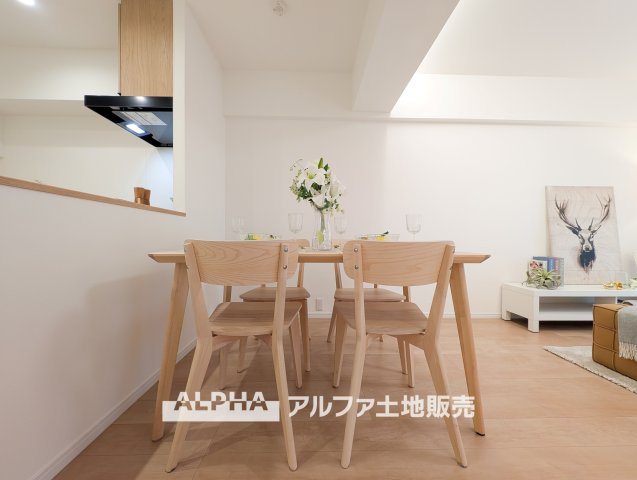 東大和グリーンタウンの居間・リビング|【Cherish the time】
◆君との時間は◆リビングで、食卓で、寝室で、どこにいても楽しめる。居心地の良い空間の中で質のいい安らぎを求めたい。