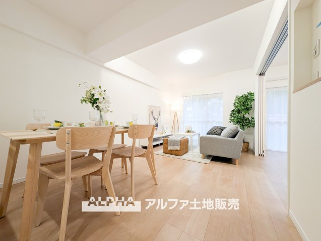 東大和グリーンタウンの居間・リビング|【restful 】
◆日々の暮らしの中で◆少し照明を意識すると住空間がよくなり安らげる住まいへと変わって行く。ダウンライトの明かりと、広い空間で家族の暮らしが向上する。
