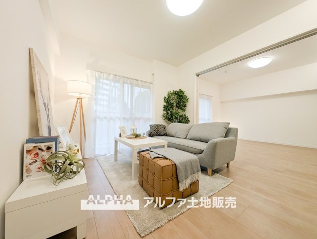 東大和グリーンタウンの居間・リビング|【cozy living】
◆休日は◆仕事から切り離された家族の為だけの場所でゆっくりくつろぎたい。趣味や、習い事で休日を過ごすも楽しいが、結局はここが安らげる。