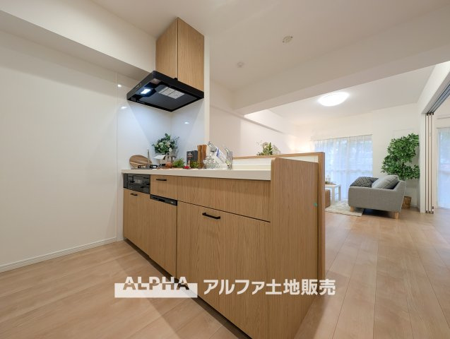 東大和グリーンタウンのキッチン|【Daily Comfort】
◆毎日を整える空間◆使いやすさに配慮されたキッチンは、料理をする時間まで楽しく感じられる場所。暮らしのリズムに自然と馴染み、心地よい日常を演出します。