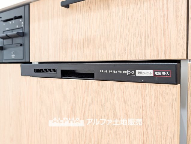 東大和グリーンタウンのキッチン|【Food washing machine】
◆食洗機◆お子様の面倒を見れる時間が増え時短になります。加えて手荒れも防げてしかも節水が高い為、大変人気があり重宝します。