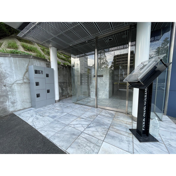 福岡市中央区小笹４丁目の賃貸マンションのエントランス