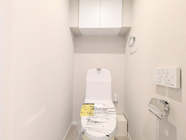 サンクタス森下のトイレ|～吊戸棚付きのトイレ写真～ 消耗品等の収納が可能で便利です！