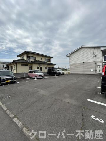 フォブール八幡の駐車場