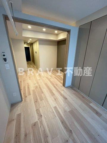 K-COURT谷町四丁目　BRAVI不動産の洋室|【K-COURT谷町四丁目】こちらの居間で趣味の時間をお楽しみください