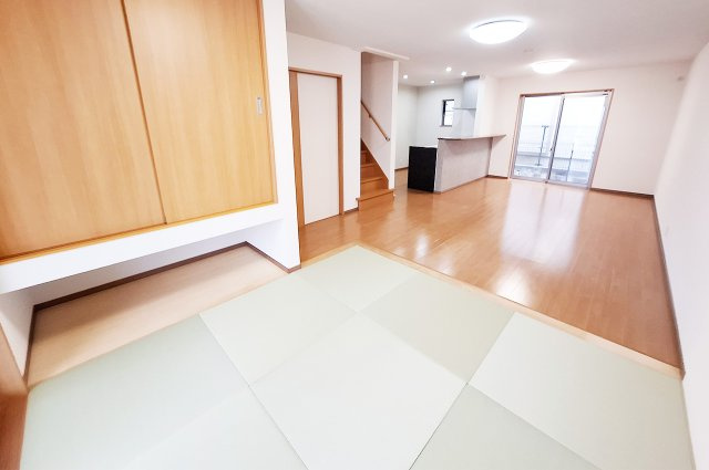 堺市中区土塔町の居間・リビング|LDK+タタミコーナー：隣接するタタミコーナーはくつろぎスペースに。