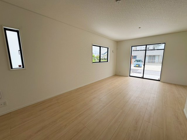 クレイドルガーデン糸満市座波 第３・２号棟の居間・リビング|窓が多く、明るくゆったりとしたLDK16.7帖