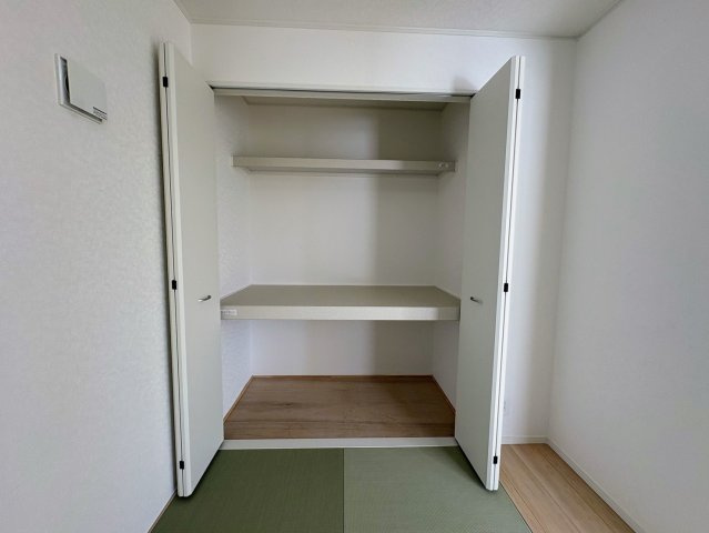 クレイドルガーデン糸満市座波 第３・２号棟の収納|洋風和室５帖には、大容量の押し入れ収納を設置