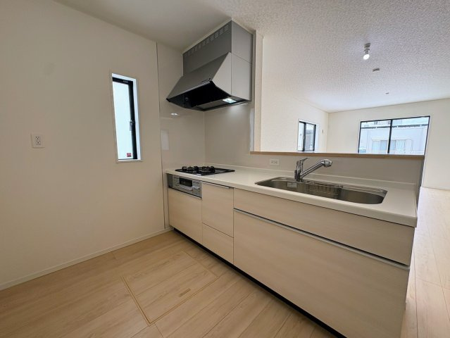 クレイドルガーデン糸満市座波 第３・２号棟のキッチン|会話の弾む対面式のシステムキッチン・換気窓＆床下収納付き