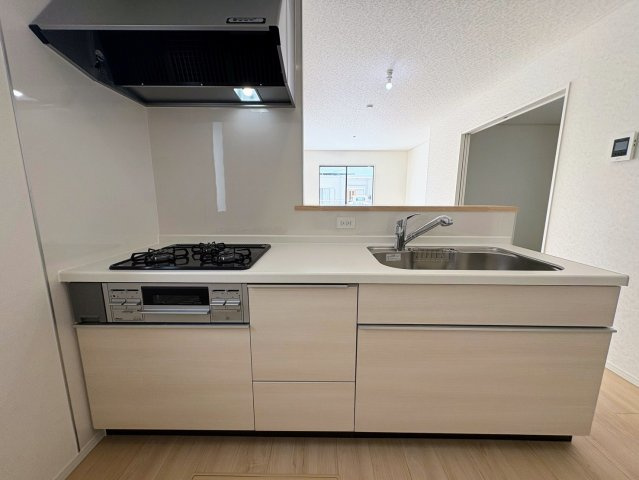 クレイドルガーデン糸満市座波 第３・２号棟のキッチン|リビングを見渡せるので、料理中も家族との時間を楽しめる対面キッチン