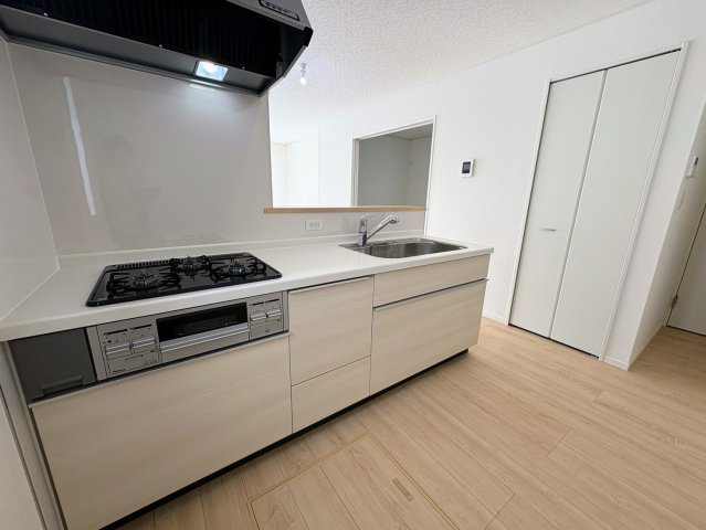 クレイドルガーデン糸満市座波 第３・２号棟のキッチン|キッチンの脇には便利な収納付き！パントリー収納にも◎
