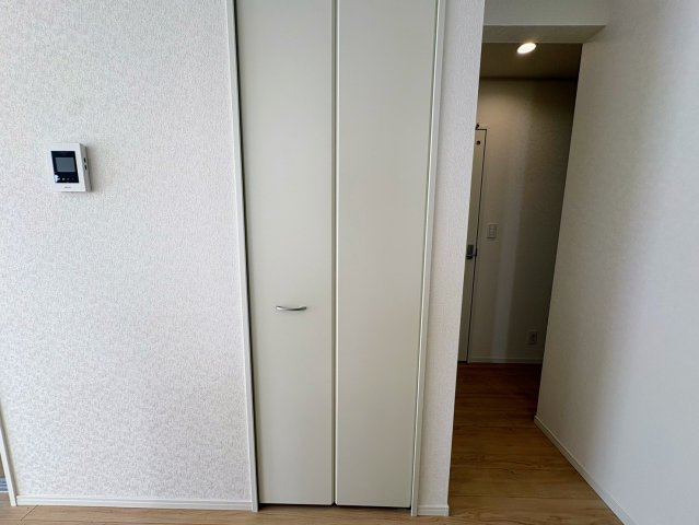 クレイドルガーデン糸満市座波 第３・２号棟の収納|キッチン脇には、便利なクローゼット収納を設置！パントリー収納にも◎