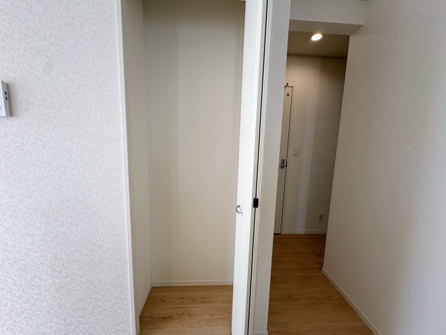 クレイドルガーデン糸満市座波 第３・２号棟の収納|キッチン脇には、便利なクローゼット収納を設置！パントリー収納にも◎