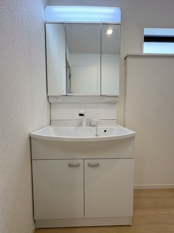 クレイドルガーデン糸満市座波 第３・２号棟の独立洗面台|ハンドシャワー付き洗面化粧台＆洗濯機置場／洗面室に窓