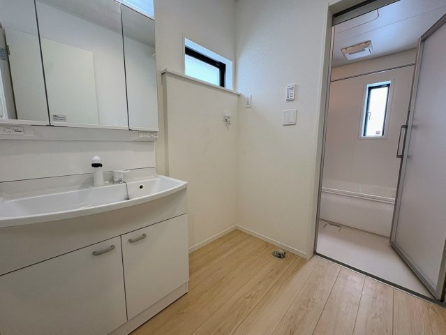 クレイドルガーデン糸満市座波 第３・２号棟の独立洗面台|面脱衣所から浴室への動線