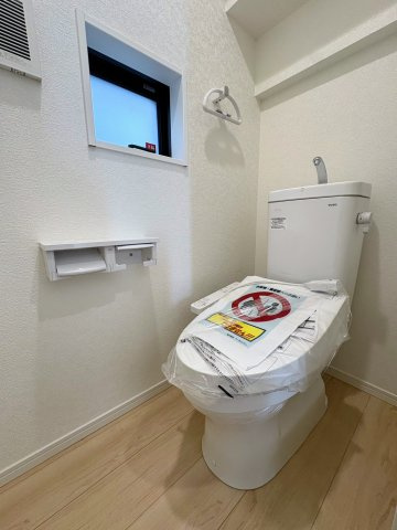 クレイドルガーデン糸満市座波 第３・２号棟のその他|１階トイレ・換気窓＆収納棚付き／温水洗浄便座