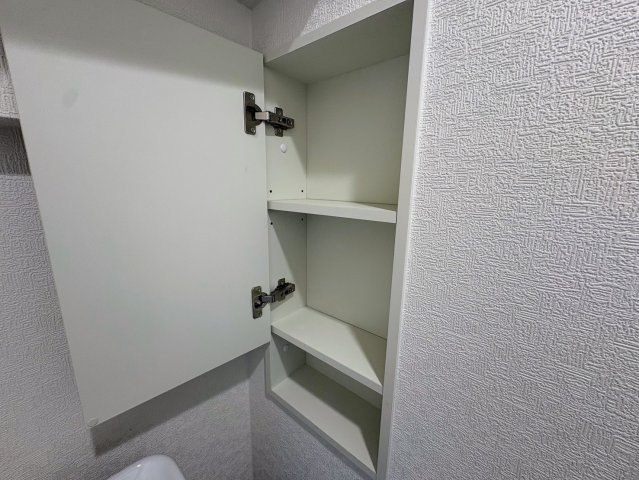 クレイドルガーデン糸満市座波 第３・２号棟の収納|１階トイレには、便利な収納棚を設置