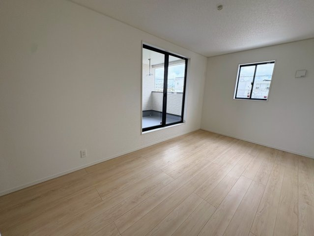 クレイドルガーデン糸満市座波 第３・２号棟の洋室|バルコニーに面した２階主寝室８帖